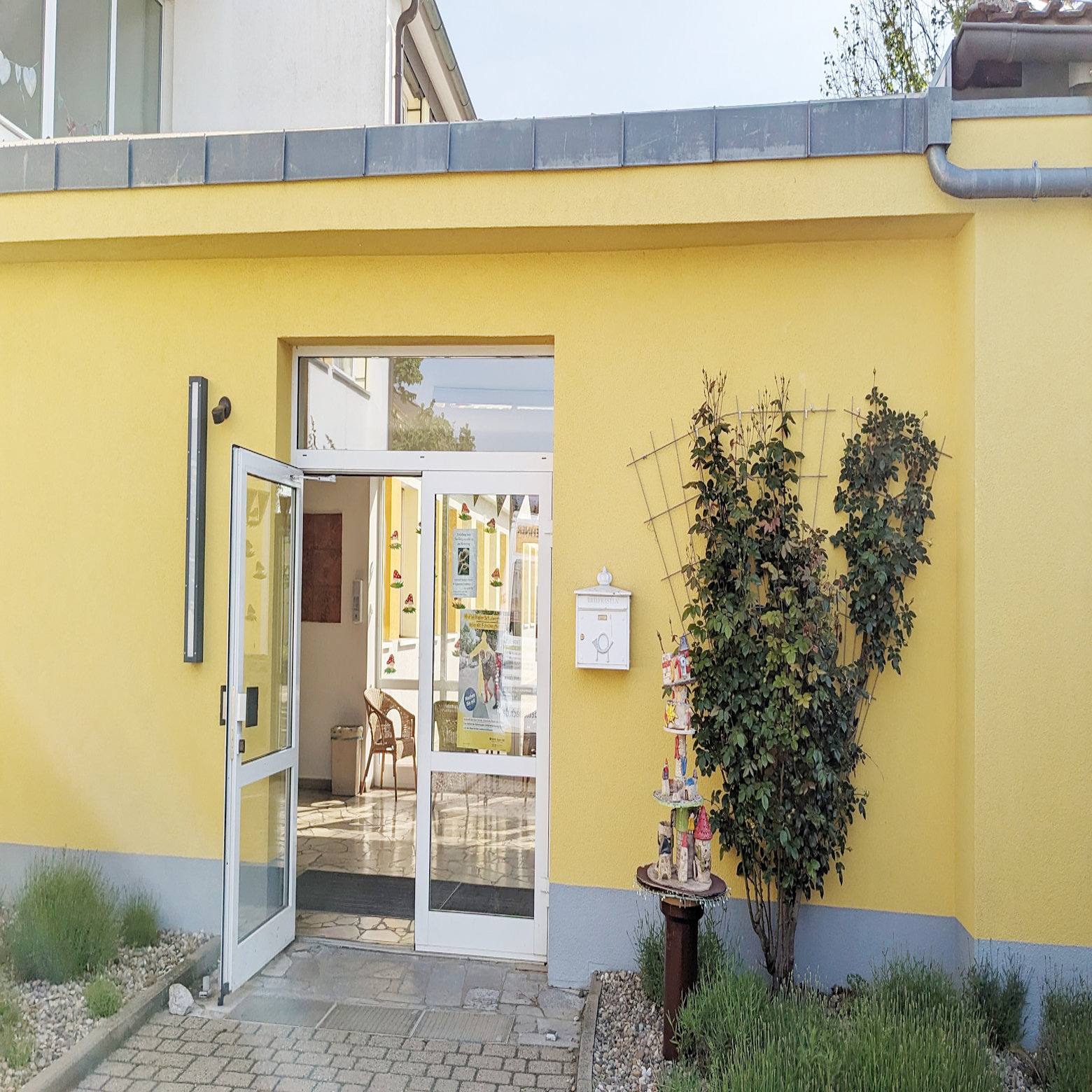 Eingang zur Rudolf-von-Scherenberg Grundschule in Dettelbach
